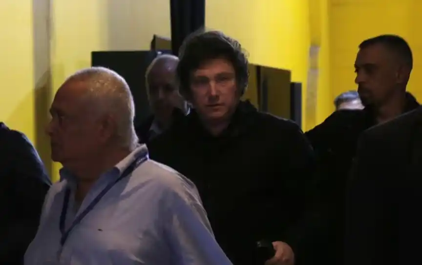 El presidente Milei fue a votar y se llevó los insultos y abucheos de varios hinchas