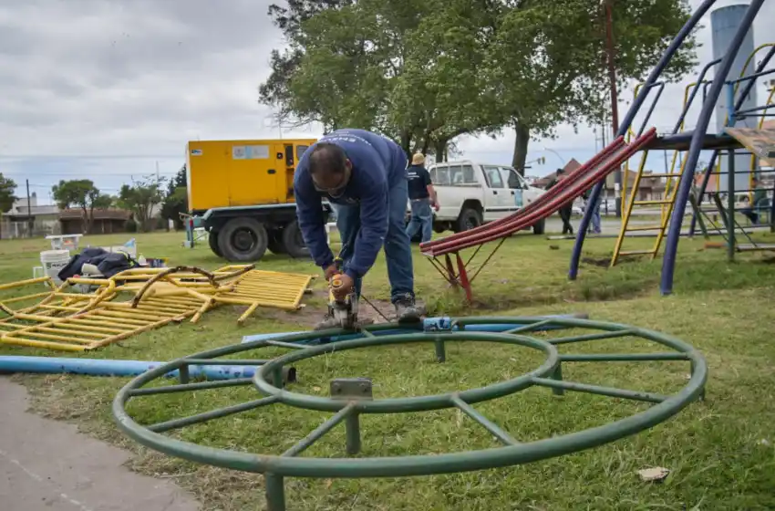 El Municipio limpió microbasurales y arregló la plaza del barrio Regional