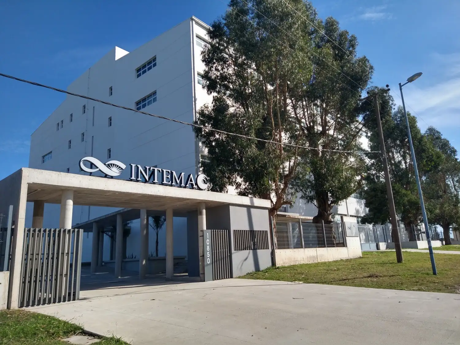 El instituto está conformado por trece áreas dedicadas a la investigación, la docencia, la extensión y la transferencia tecnológica.