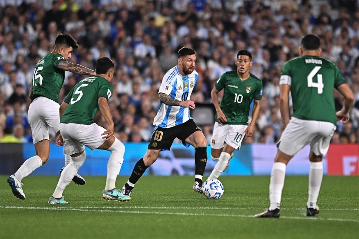 Con triplete de Messi, Argentina goleó 6-0 a Bolivia