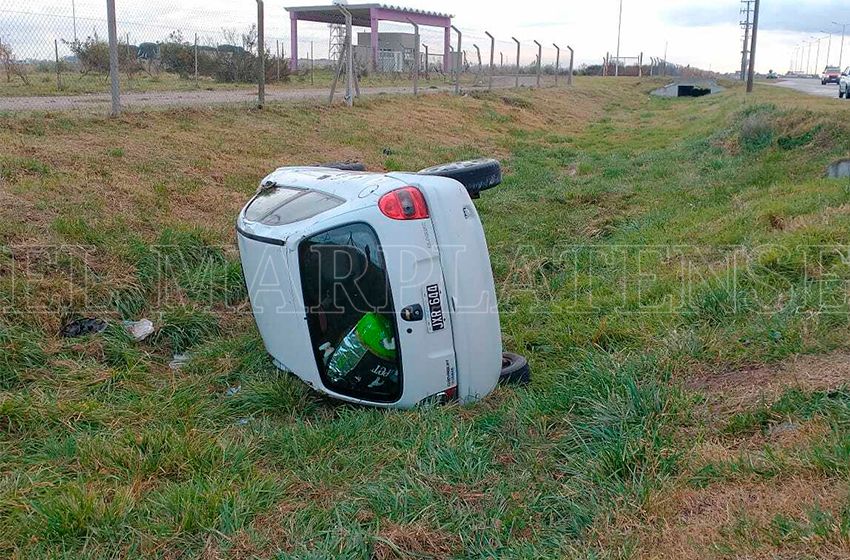 Susto y vuelco en Ruta 11