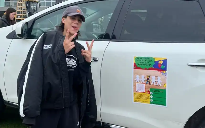 El cantante Valentino Merlo apoyó la campaña de "OCA Autismo MDQ".