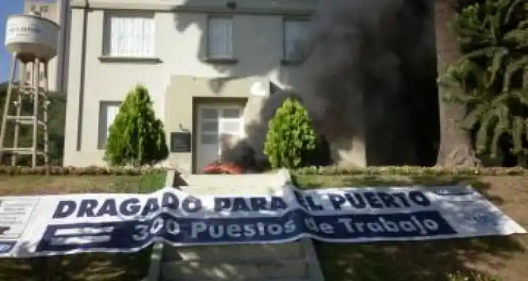Demora en la llegada de la draga