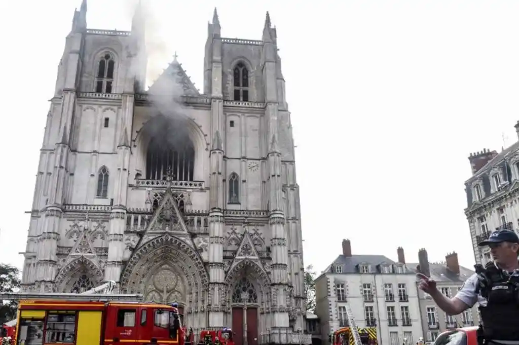 Se incendió la catedral gótica de Nantes