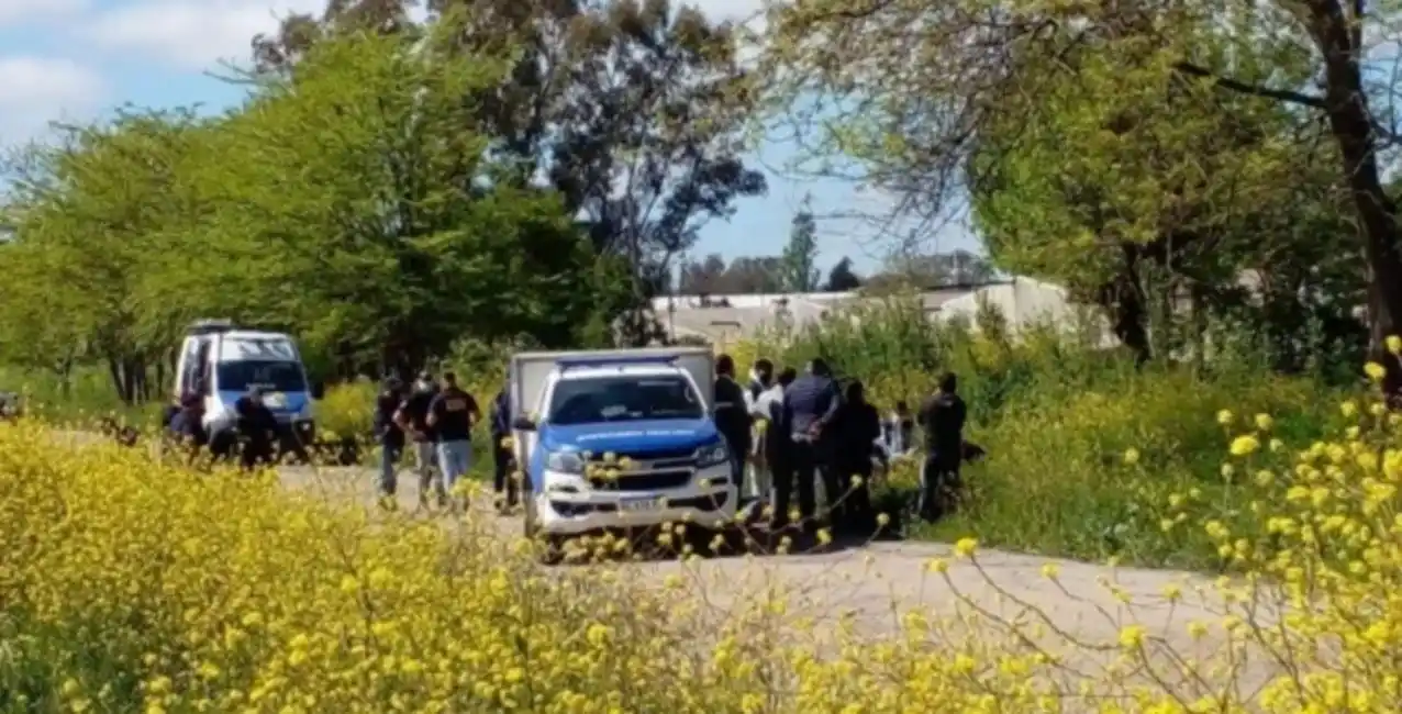 Encontraron en un baldío el cuerpo de un joven que fue acribillado