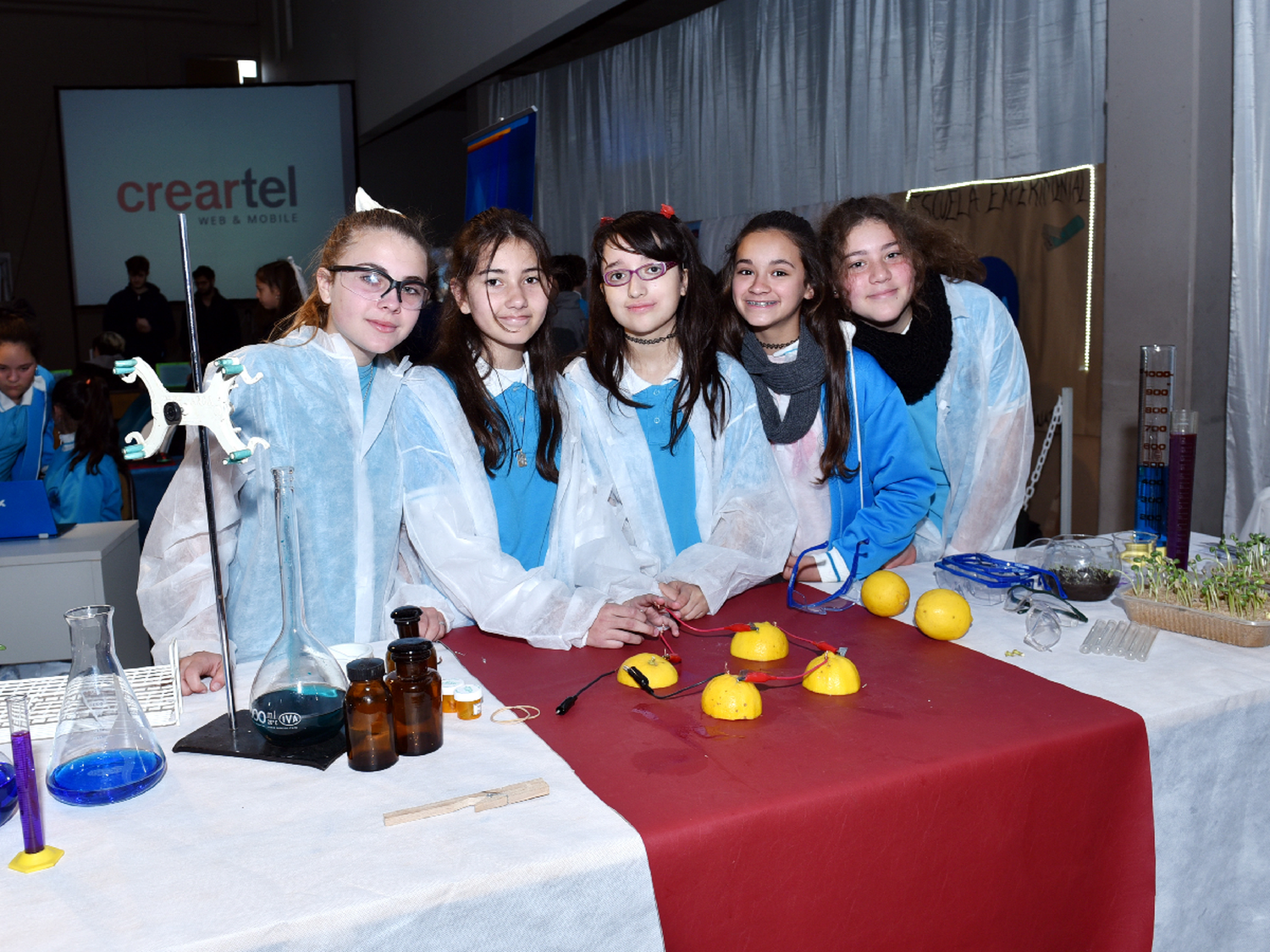 Ingenio que nace en la escuela: generan electricidad a partir del jugo de limón