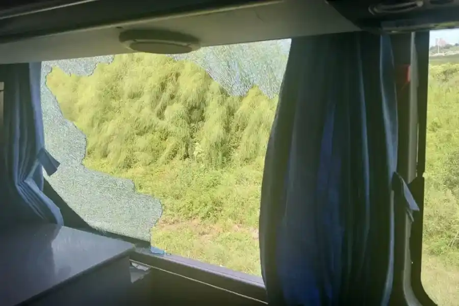 Apedrearon un colectivo que trasladaba personal del Servicio Penitenciario: ¿otro mensaje?