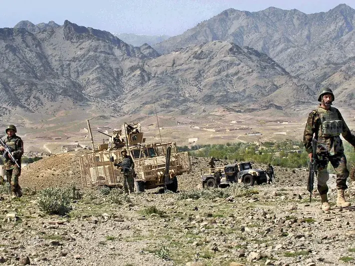 Fuerzas afganas lanzan ataques aéreos contra posiciones militares paquistaníes
