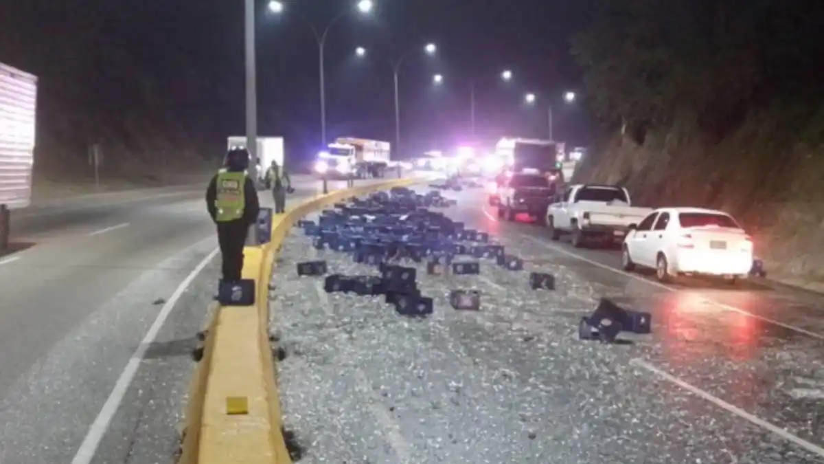 ¡COMO CAIMÁN EN BOCA DE CAÑO! Gandola cervecera se volcó en la ARC, y curiosos salivando