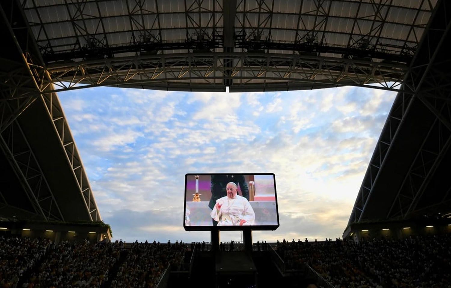 Francisco apareció en una pantalla gigante mientras oficiaba una misa en el Estadio Nacional de Singapur.