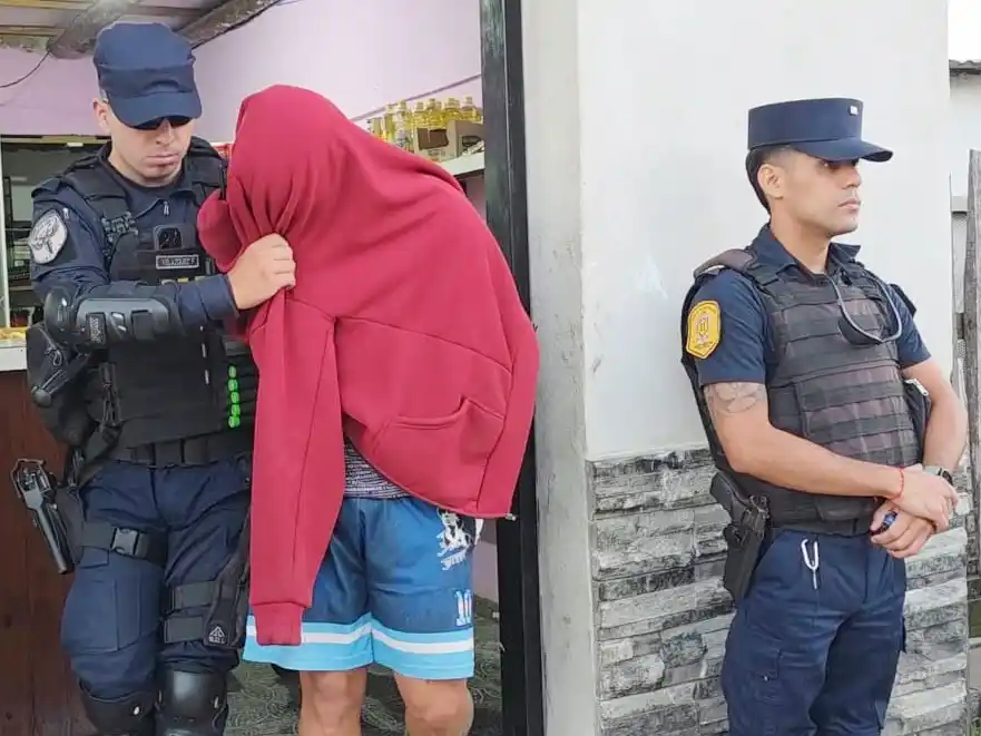 Contrató a un tercero para amenazar a su deudor: ambos fueron detenidos