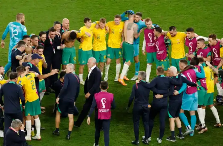 Australia le ganó a Dinamarca y pasó a octavos de final del Mundial