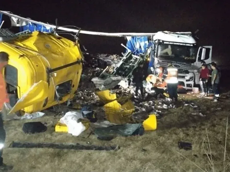 Murió un hombre luego de que dos camiones chocaran en la autopista Rosario-Córdoba.