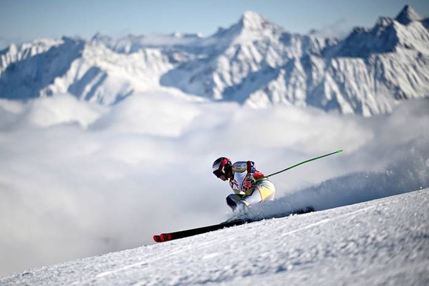 El Gobierno autorizó el ingreso al país de un equipo de 30 esquiadoras de  Austria que entrenan en Ushuaia