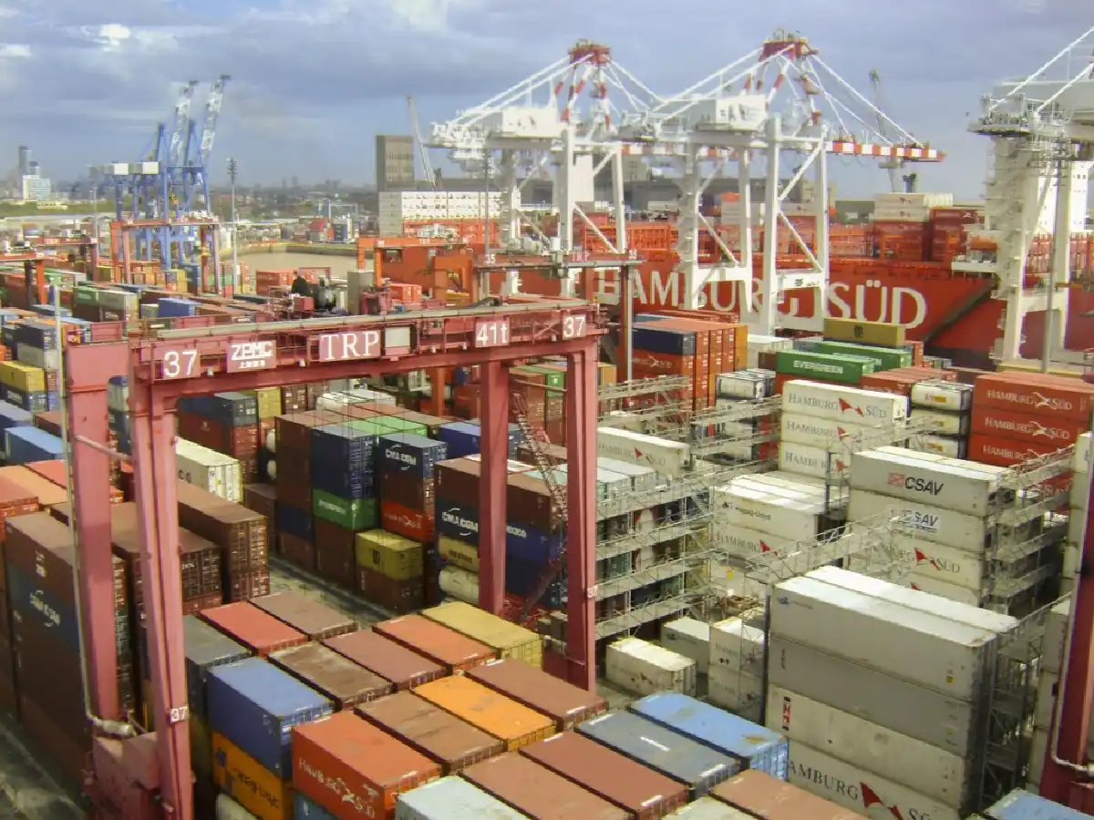 Por la sangría de divisas, el BCRA modificó el mecanismo para el pago anticipado de importaciones