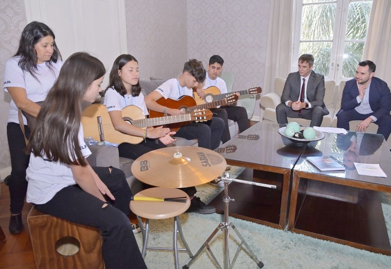  Los integrantes del proyecto musical Cuarteto Gurí” visitaron al intendente