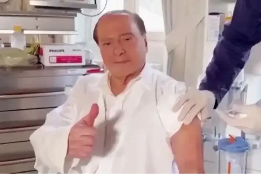Italia: Luego de doce días, Silvio Berlusconi dejó la terapia intensiva