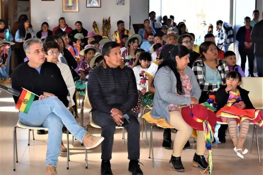 El intendente Luis Castellano y el vicecónsul de Bolivia, Sixto Valdez, acompañaron la ceremonia religiosa.