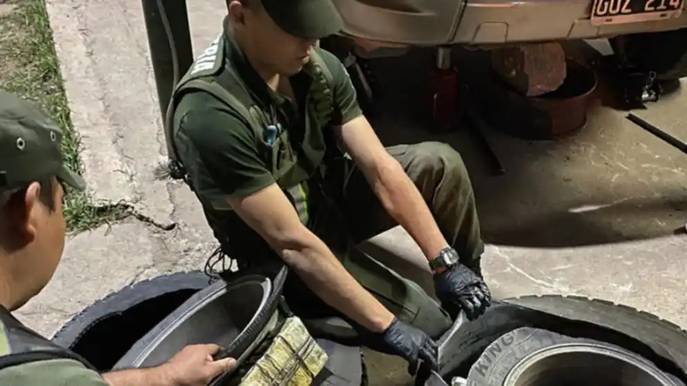 Efectivos de Gendarmería encontraron los 9 kilos de cocaína entre dos neumáticos (Fiscales.gob.ar)
