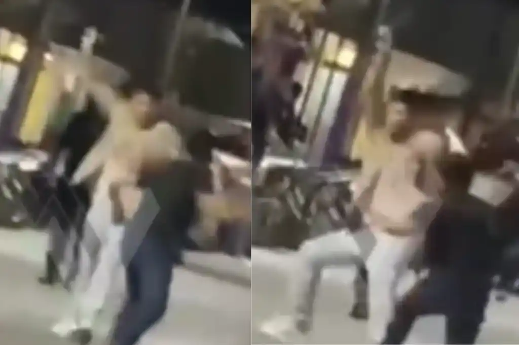 En la calle, los jóvenes continuaron la pelea, usando los cintos como armas improvisadas.