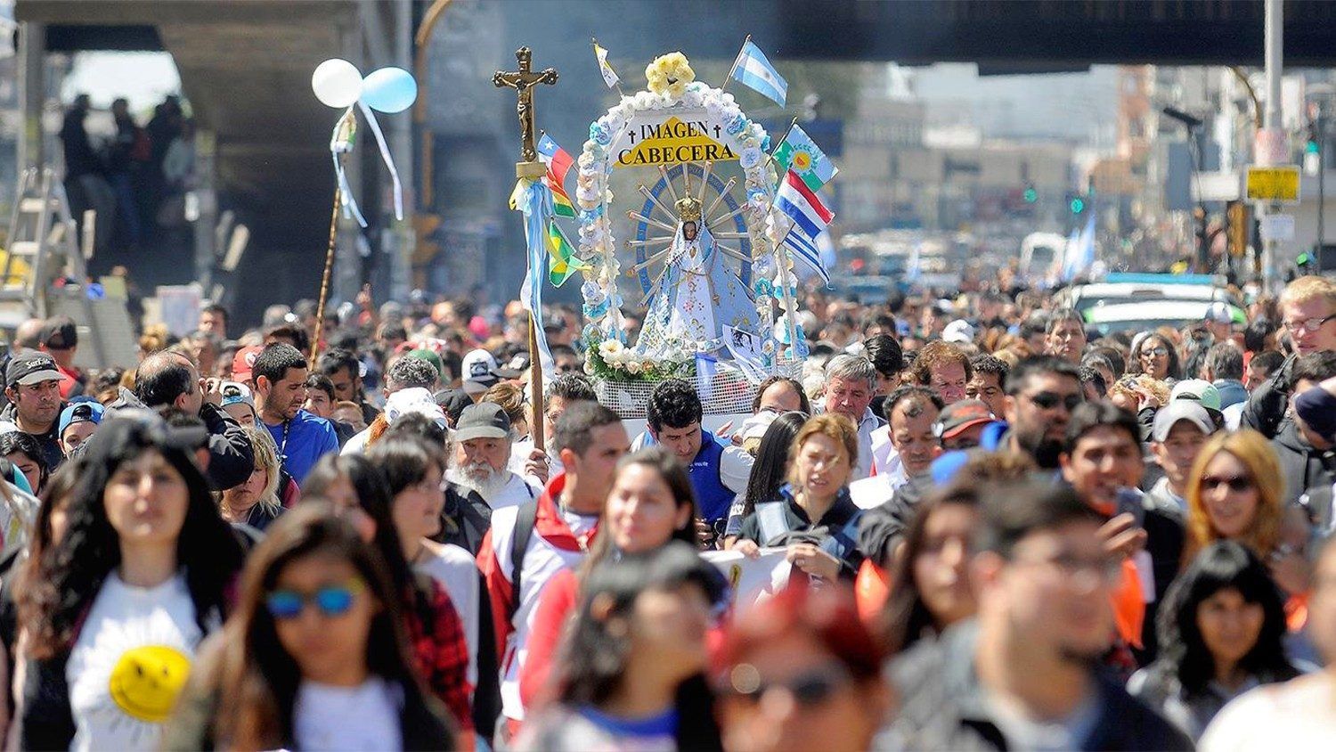 Miles de fieles participan de la 48° peregrinación a la Virgen de Luján, patrona de la Argentina