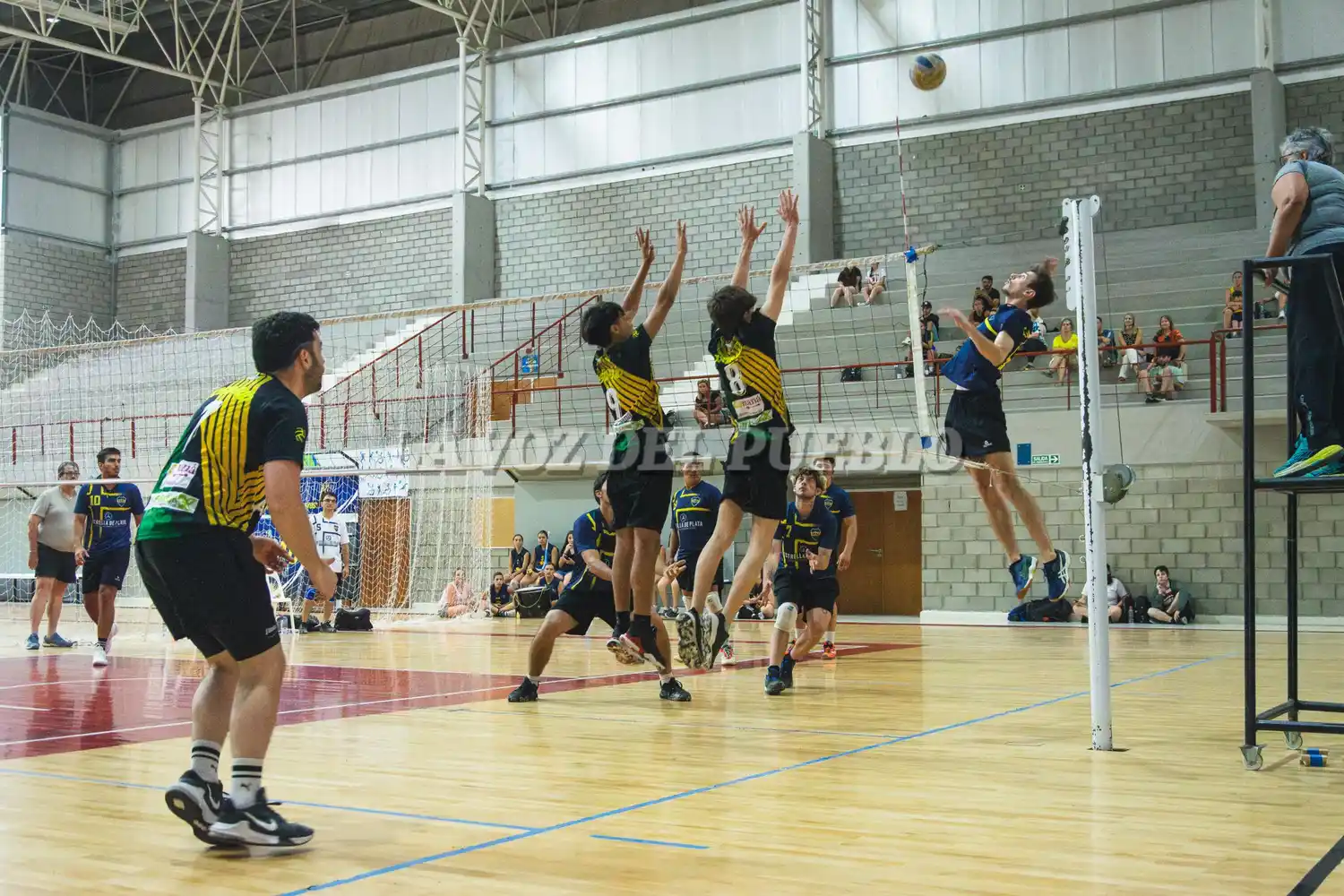 Dllano busca el remate por la punta ante el doble bloque de Oriverde de De La Iglesia (9) y Palmieri (8). En el Masculino el Xeneize festejó ante Costa Sud