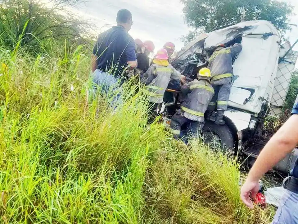Colisión entre dos camiones dejó una víctima fatal