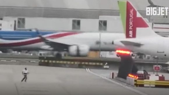Fuga en el aeropuerto de Heathrow: hombre corre entre aviones en movimiento