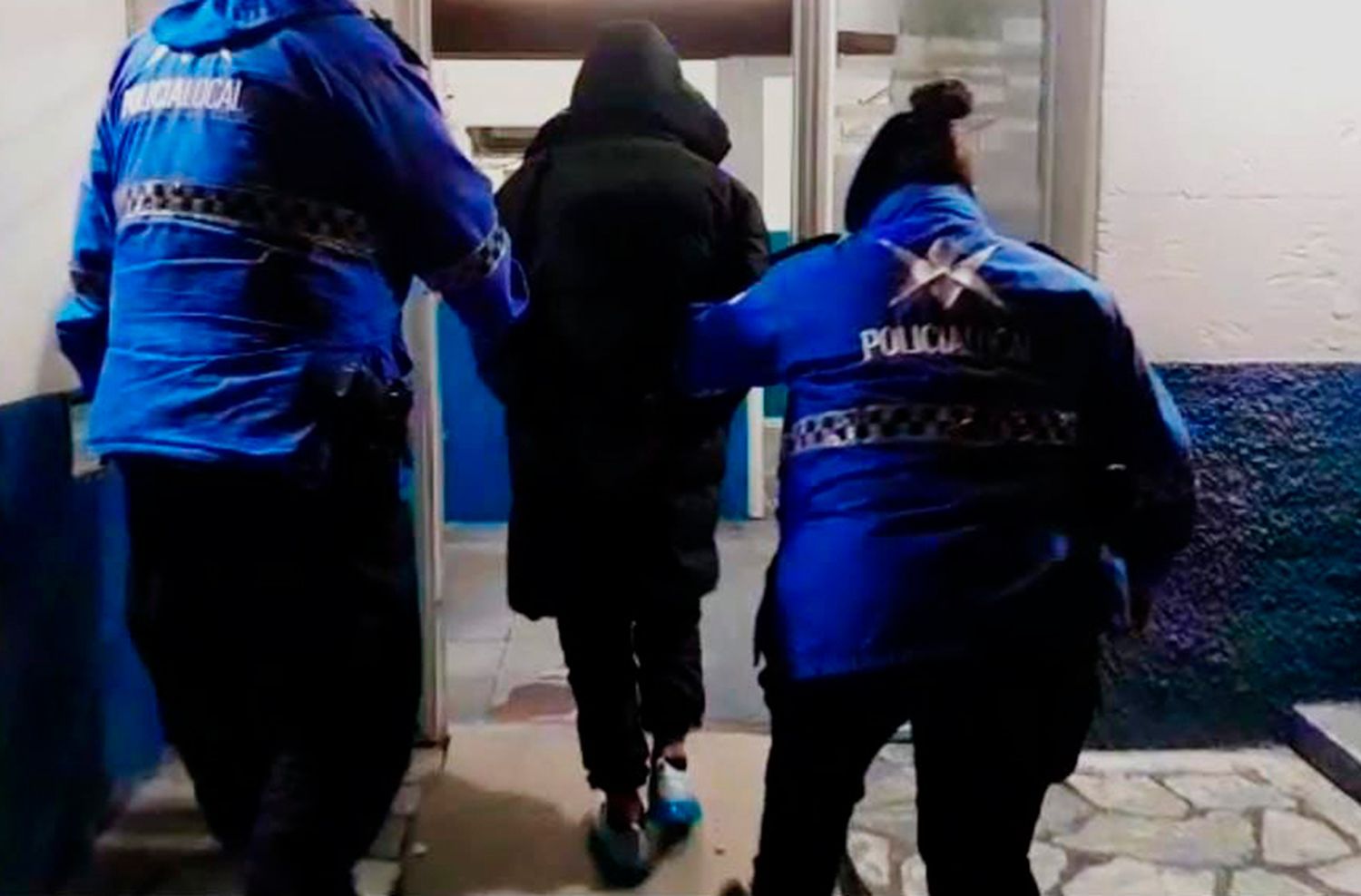 Le roban la mochila a un hombre: era una banda con dos menores que simulaban tener un arma