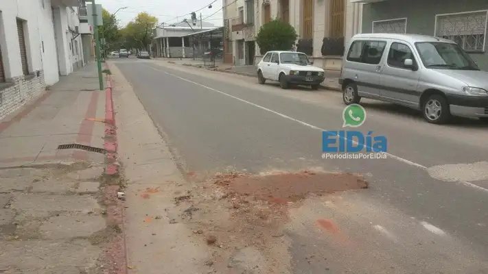 ¿Bacheo con tierra y piedras?