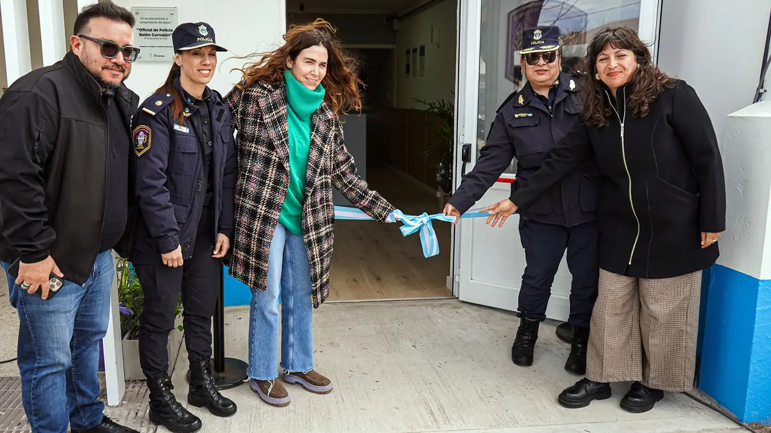 Corte de cintas. Jimena López junto a funcionarios provinciales y referentes de la Comisaría