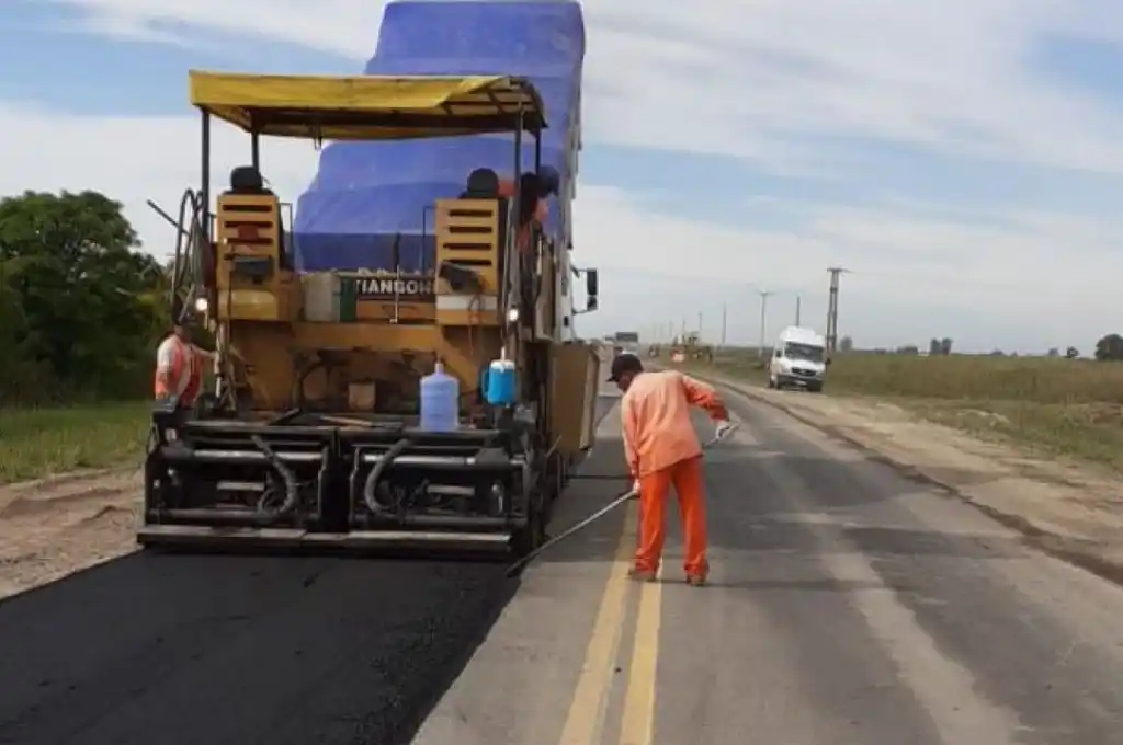 Avanzan las obras de bacheo en cuatro departamentos del centro provincial