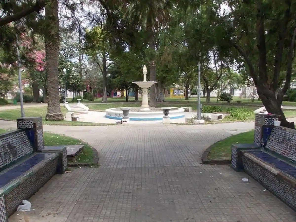 Lo encontraron con marihuana y cocaína en un banco de la Plaza Gral. Paz 