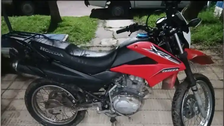 Intentaron asaltar a un automovilista en La Dulce, los atraparon y descubrieron que iban en una moto robada