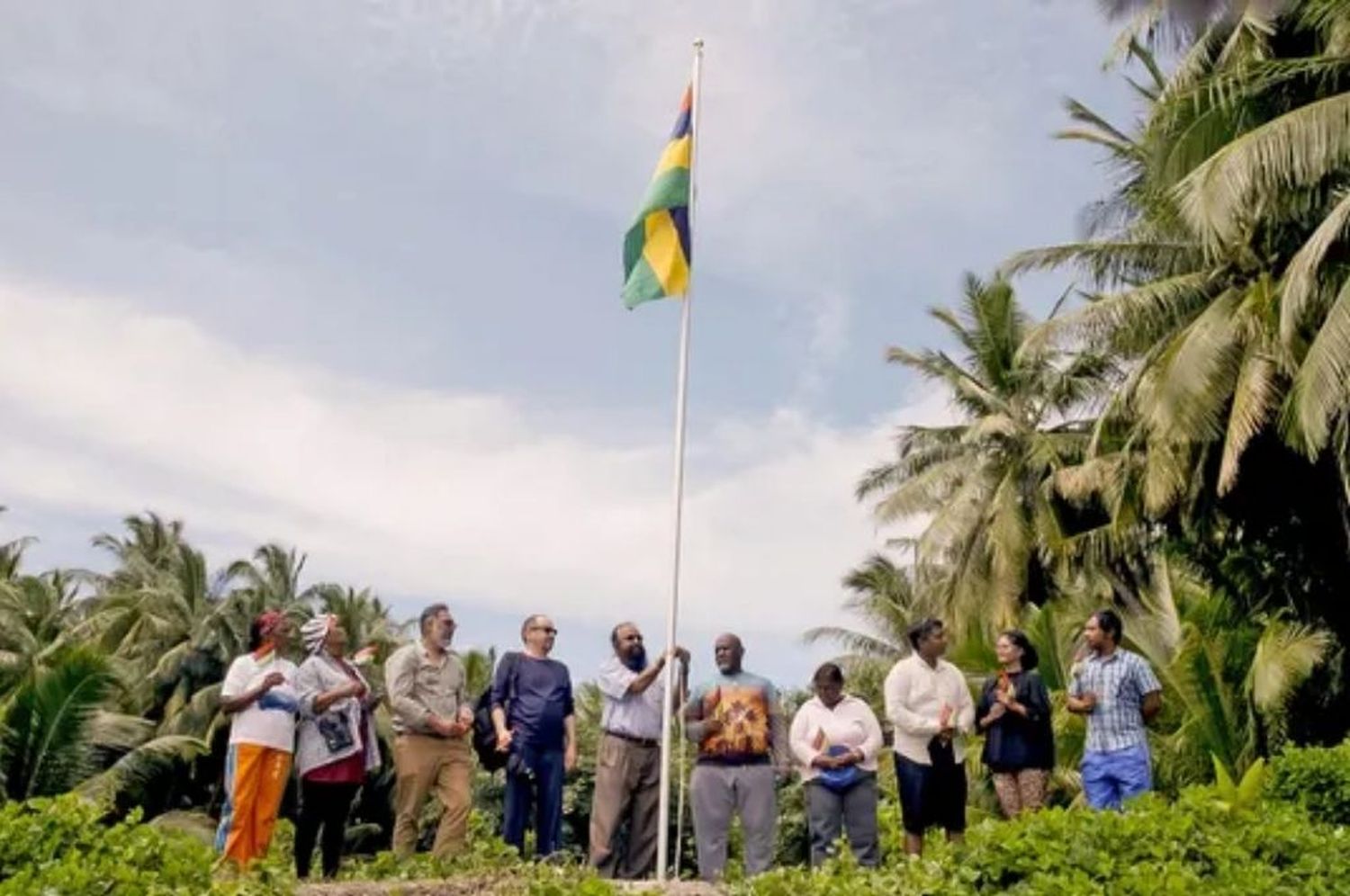 Mauricio desafía la propiedad británica de las Islas Chagos e iza su bandera en el lugar