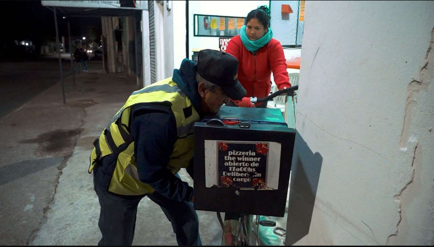Es jubilado, cobra la mínima y tiene que trabajar como delivery porque la plata no le alcanza