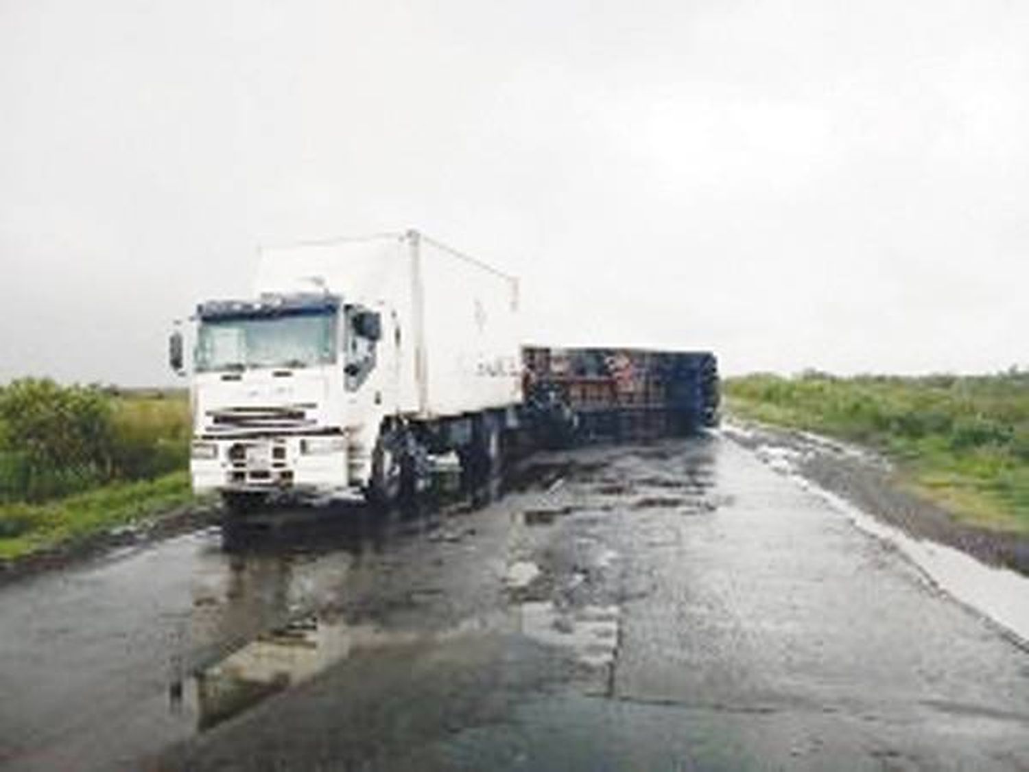 Un camión con acoplado volcó  y obstaculizó la ruta Nº22