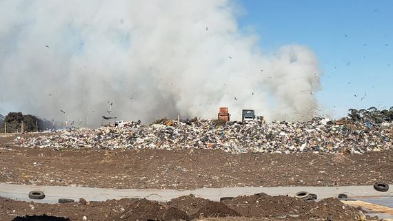 Un incendio en el Relleno Sanitario afectó restos de poda que se usaban para cubrir los residuos sólidos