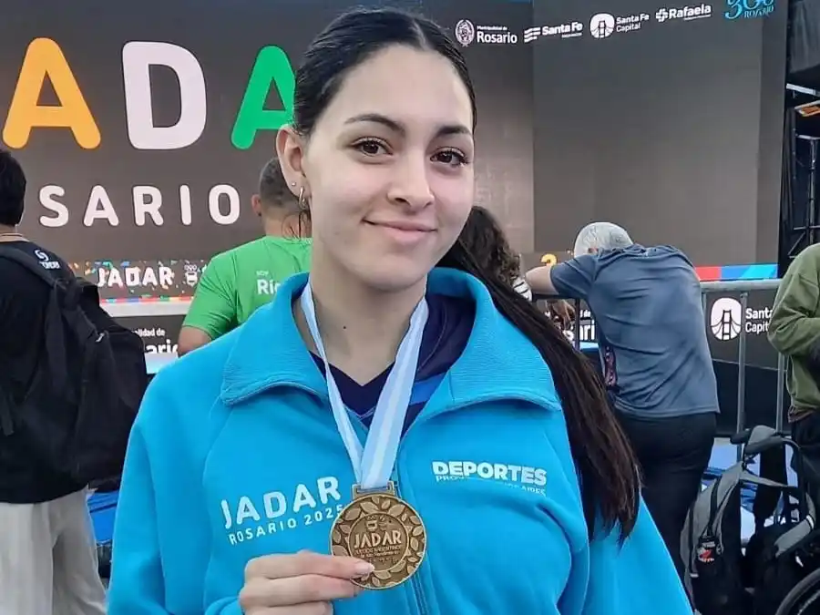Camila Pérez con su medalla de oro.