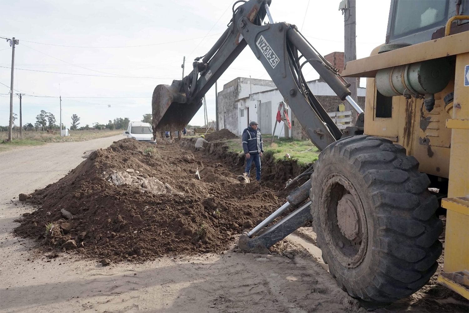 Los trabajos de cordón cuneta avanzan por avenida 43