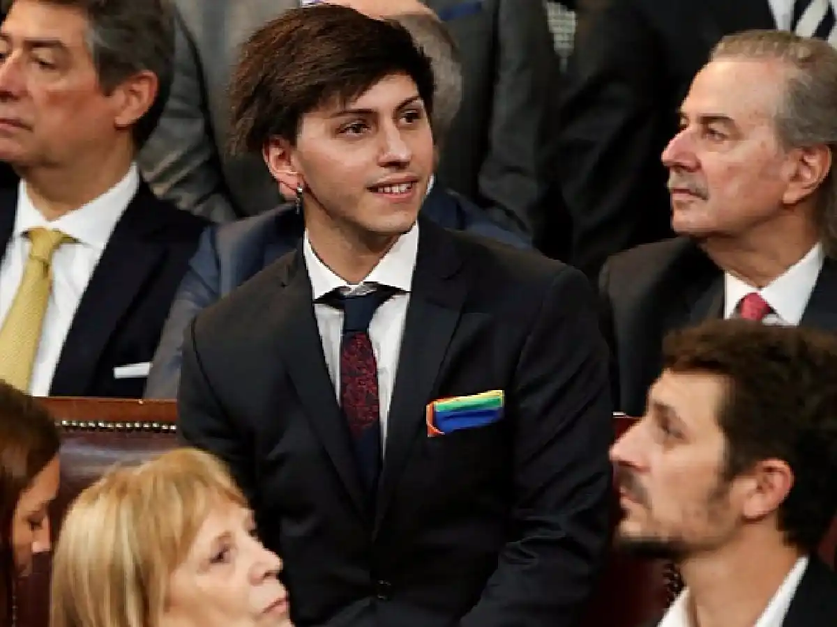 El hijo de Alberto Fernández llevó a la asunción los colores de la bandera LGBT
