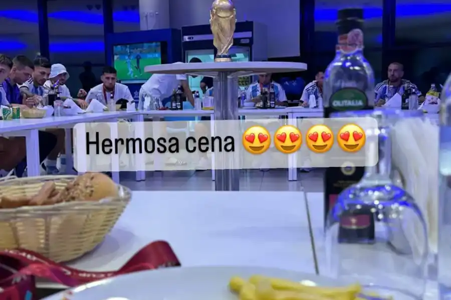 Cena de campeones: milanesas a la napolitana, papas fritas, huevos y un centro de mesa soñado