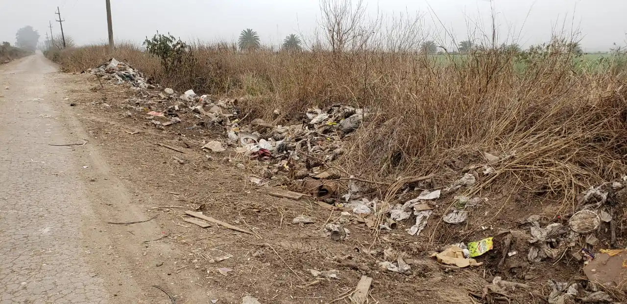 Se acumula la basura en una alcantarilla de calle 1° de Mayo