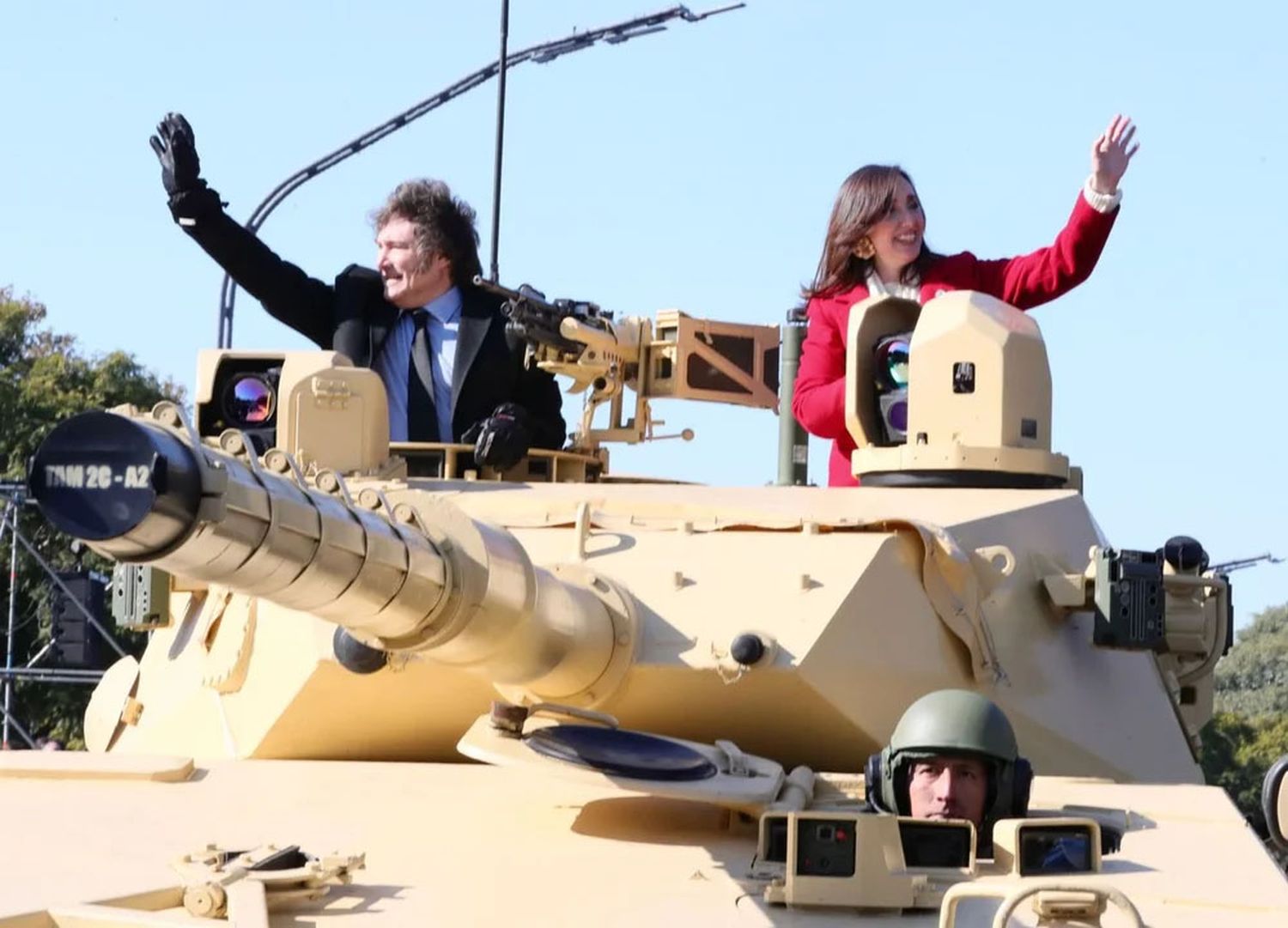 A pesar del frío, el Presidente y cientos de ciudadanos participaron del desfile militar por Día de la Independencia