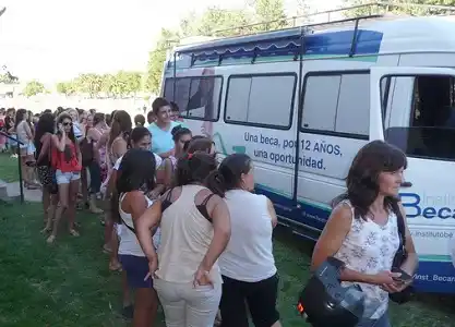 Entregarán solicitudes para obtener becas provinciales