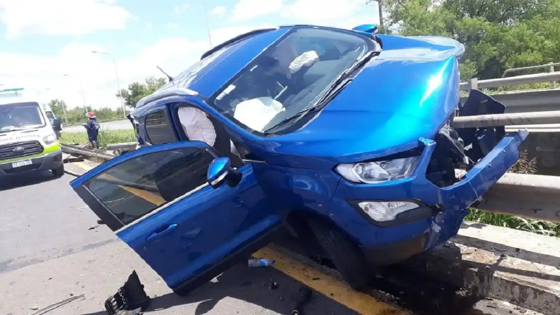 Una persona resultó herida tras chocar la cabecera de un puente en Ruta 12