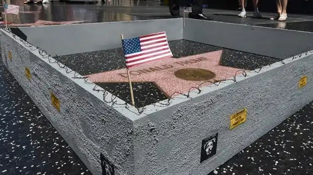 Construyeron un muro alrededor de la estrella de Donald Trump 