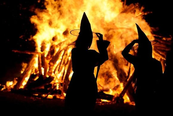 Fogatas de San Juan en Olavarría, Escobar, San Antonio y Necochea: Una costumbre que se remonta a la prehistoria