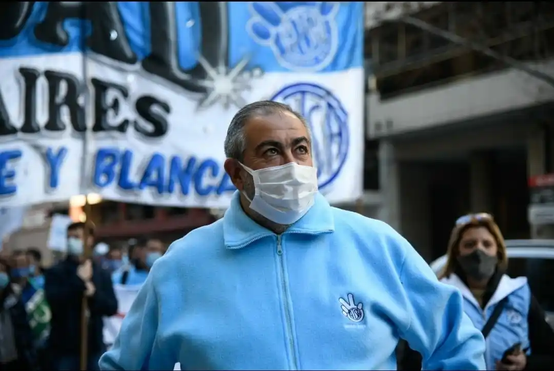 La CGT, preocupada por la «importante crisis institucional», llamó a defender «la investidura presidencial»