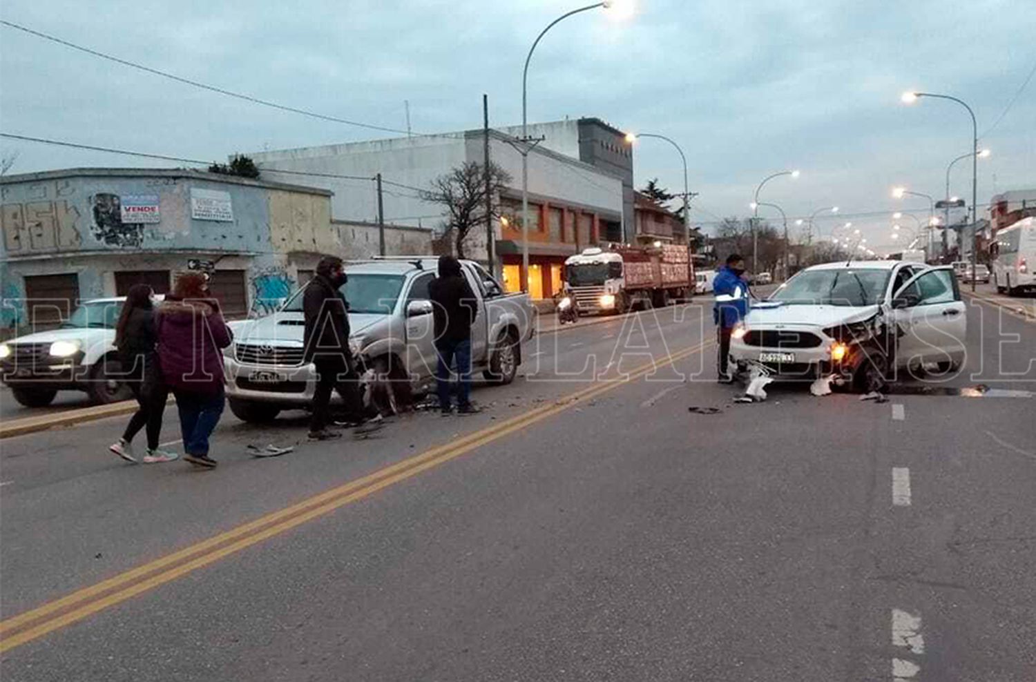 Chocan auto y camioneta y una menor quedó herida